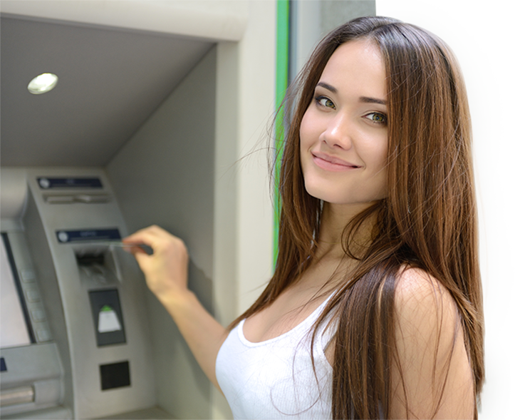 Pani wkładająca kartę do bankomatu